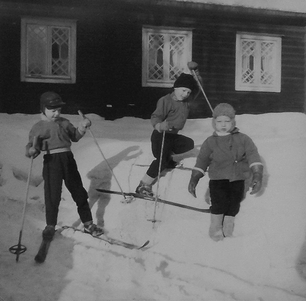 Lapsia lumihangessa, kahdella lapsella on sukset. Alppikadun kortteli oli lapsirikas.