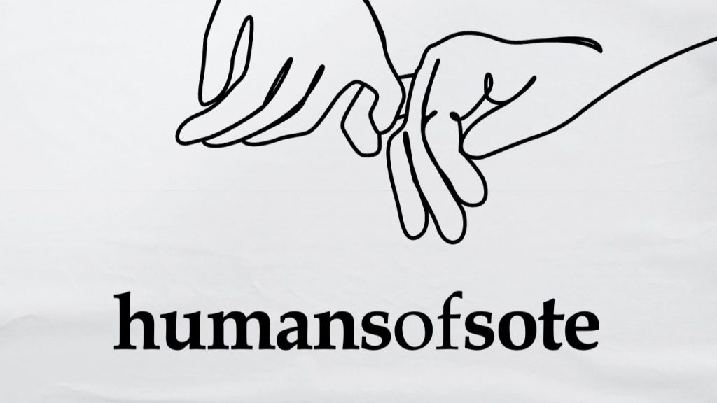 Valkoisella taustalla musta ääriviivakuva toisistaan kiinnipitävistä käsistä ja teksti "humans of sote". 