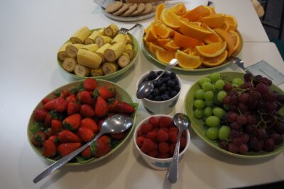 Pöydällä on hedelmiä ja marjoja astioissa.