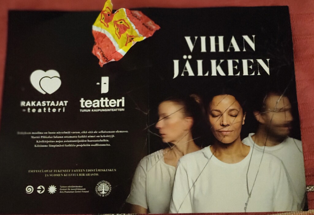 Kuvassa Vihan jälkeen -teatteriesityksen käsiohjelma ja karkkipaperi.